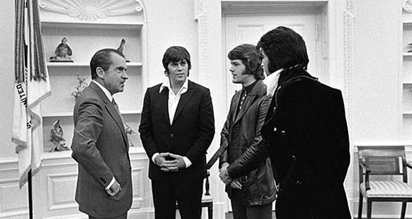 the-wild-story-behind-the-famous-photo-of-elvis-and-nixon