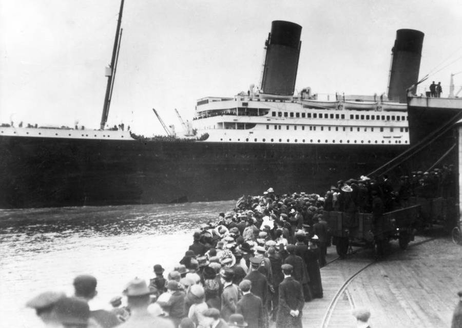 People lined up to board the Titanic