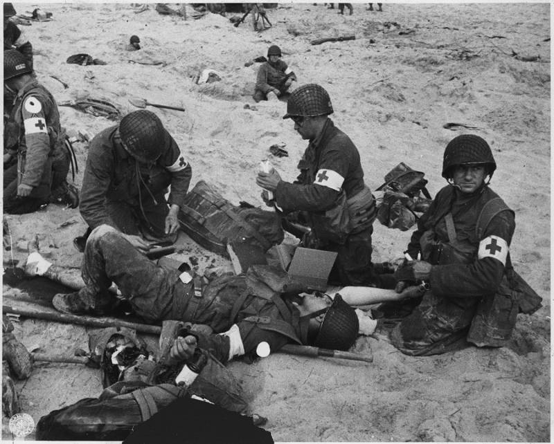 25 Dramatic Photos Of Combat Medics In Action Throughout History