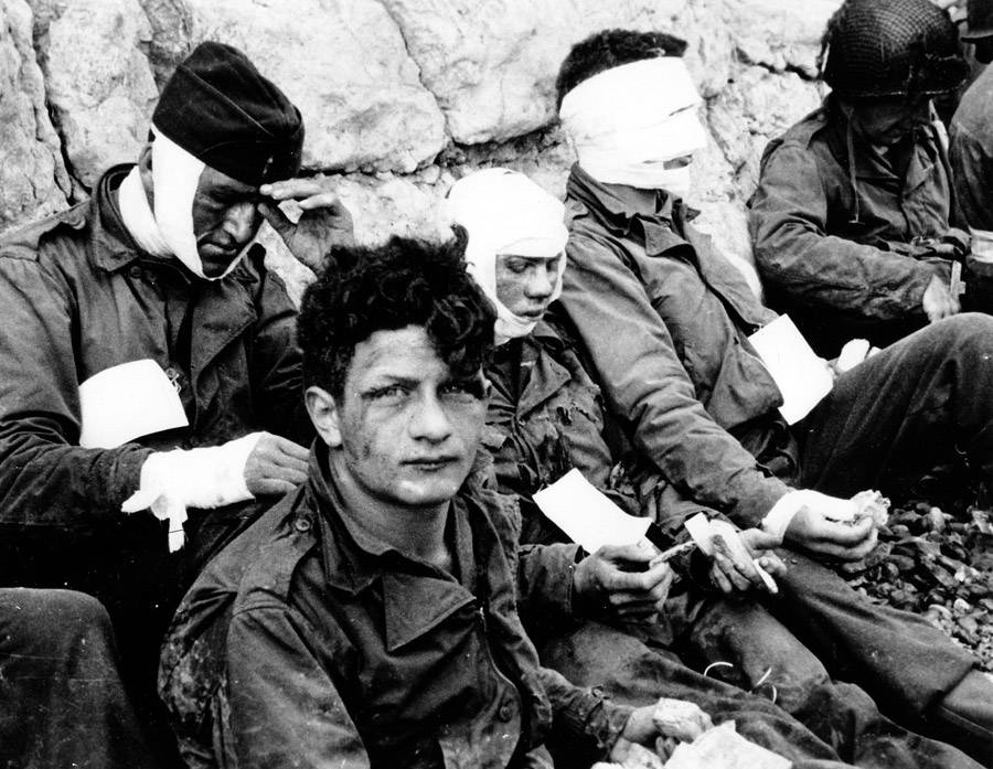 25 Dramatic Photos Of Combat Medics In Action Throughout History