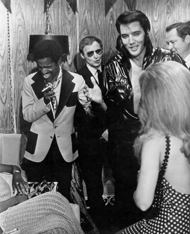 33 Vintage Backstage Photos Of History's Most Famous Musicians