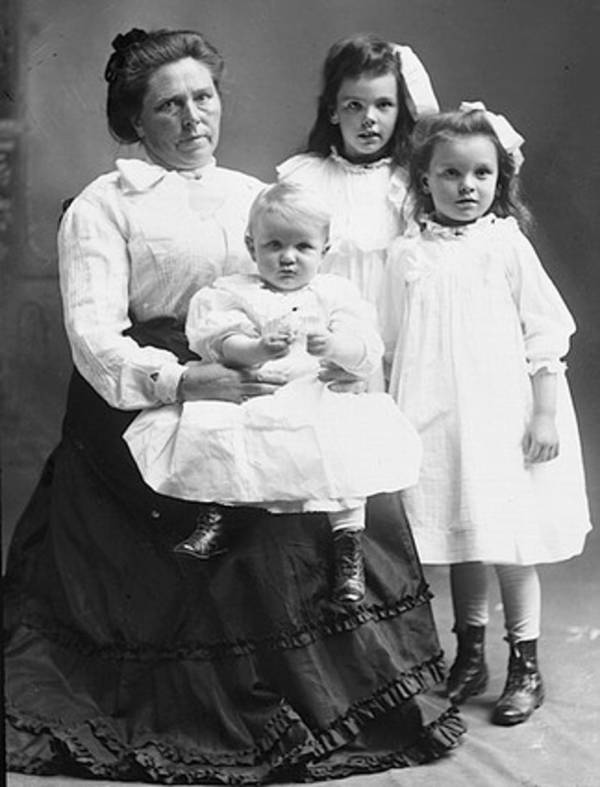 Belle Gunness With Her Children