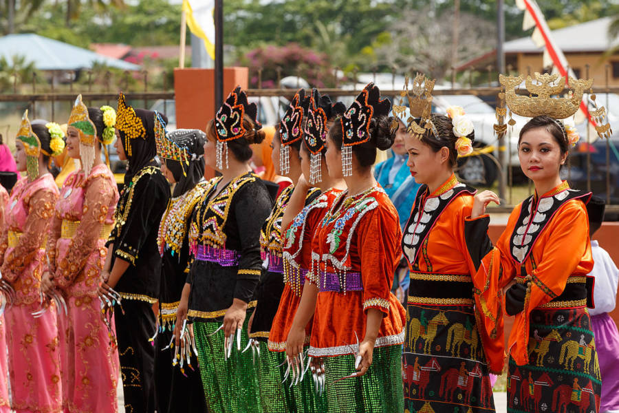 Femmes Bajau alignées