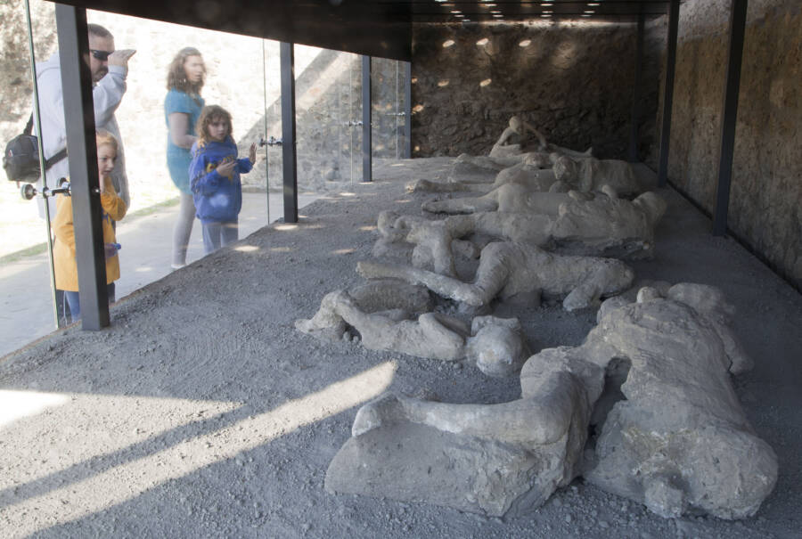 39 Agonizing Photos Of Pompeii's Bodies Frozen In Time