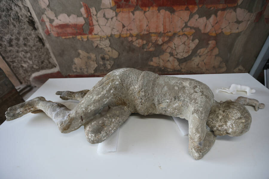 39 Agonizing Photos Of Pompeii's Bodies Frozen In Time