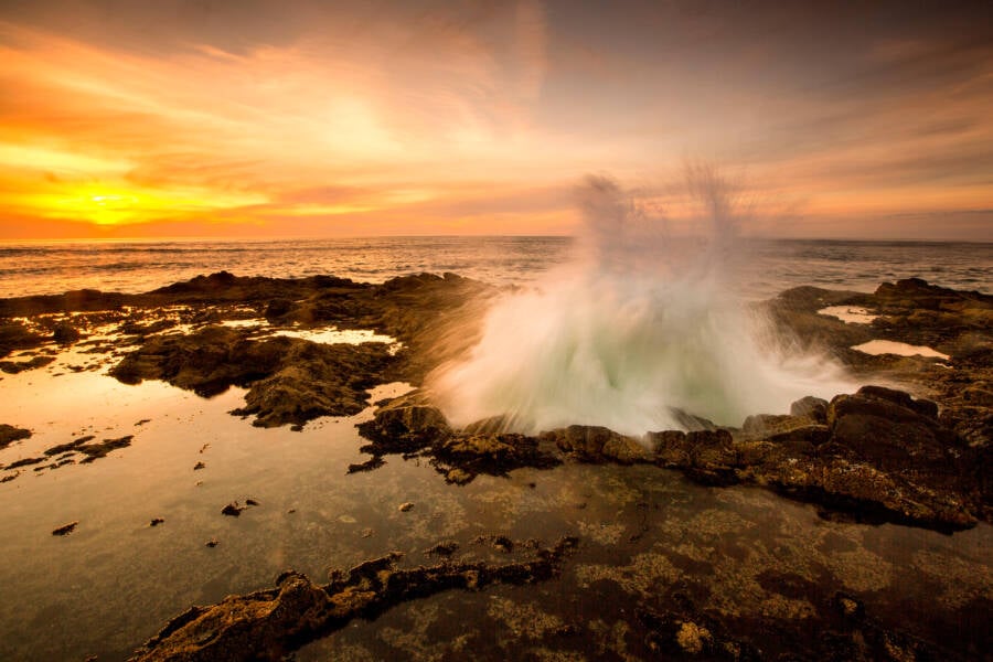 Ocean Waves Crashing In Thors Well