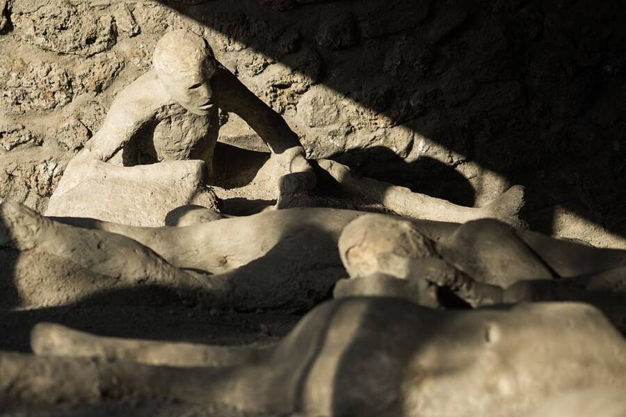 mount vesuvius bodies kissing