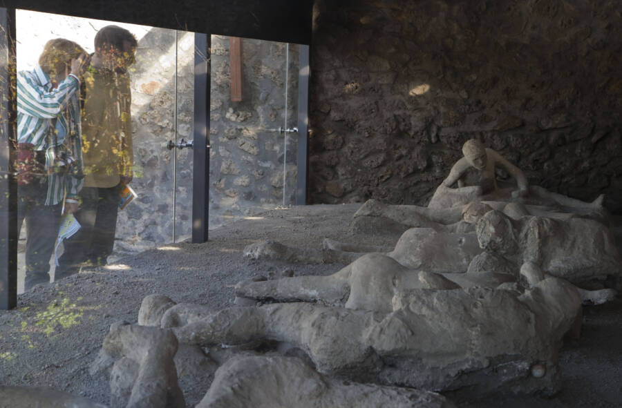 39 Agonizing Photos Of Pompeii's Bodies Frozen In Time