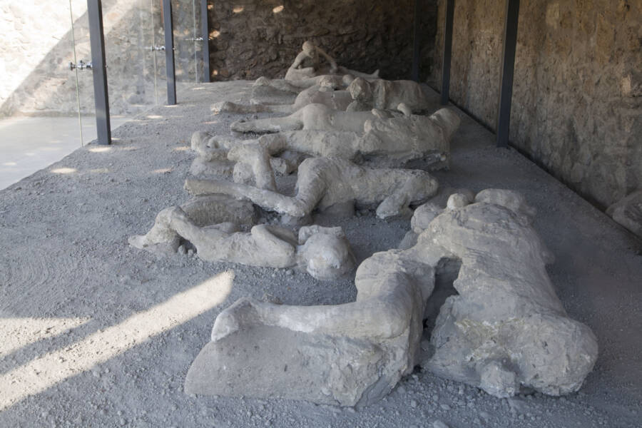 39 Agonizing Photos Of Pompeii's Bodies Frozen In Time