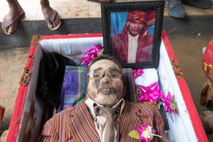 embalming funerals embalmed toraja preserved deceased allthatsinteresting