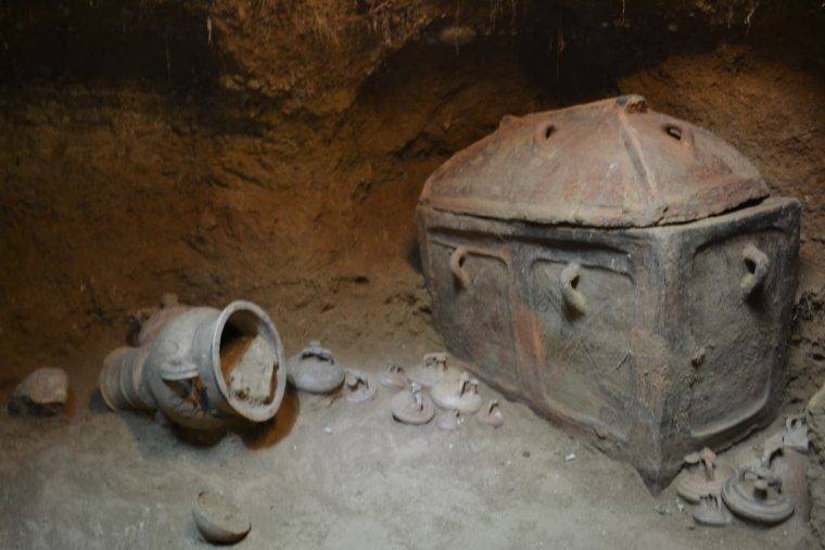 Coffin Pottery Minoan Tomb
