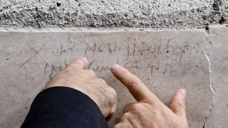 Pompeii Graffiti Pointing