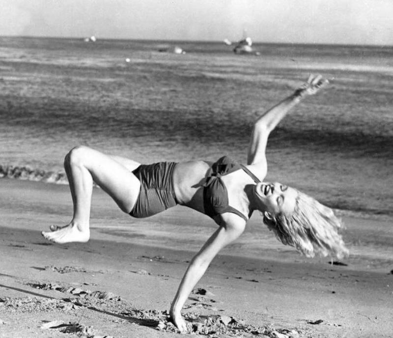 Marilyn Monroe beim Spielen am Strand