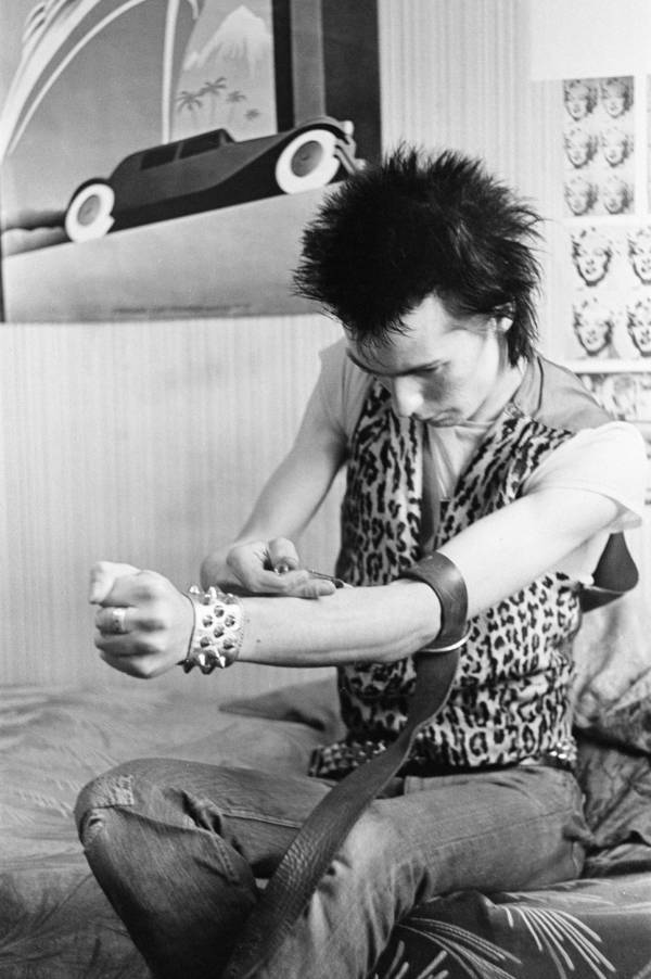 Sid Vicious Injecting Himself With Heroin