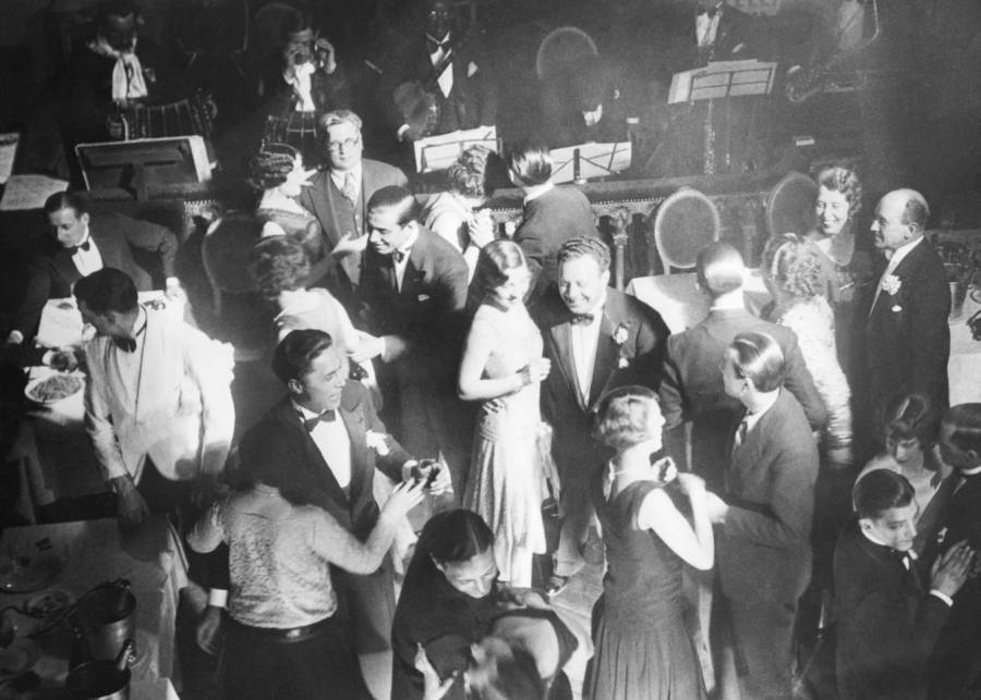 The Roaring Twenties In 33 Images To Capture The Jazz Age In Full Swing   Zellie Paris Cabaret 