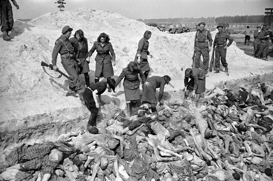 bergen-belsen-female-guards-mass-grave-april-15-1945.jpg
