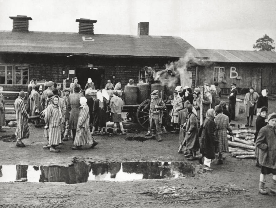 44 Photos Inside Bergen-Belsen: The Concentration Camp That Killed Anne ...