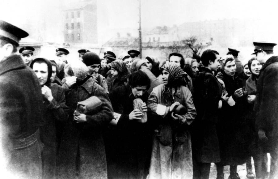 44 Warsaw Ghetto Photos That Capture The Horrors Of The Holocaust