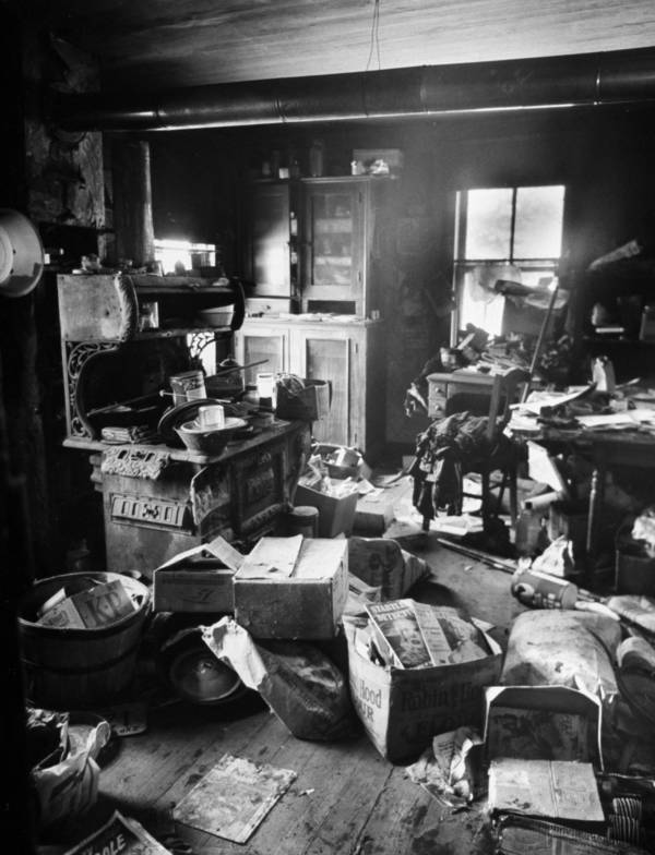 ed-gein-cluttered-kitchen-plainfield-nov-20-1957.jpg