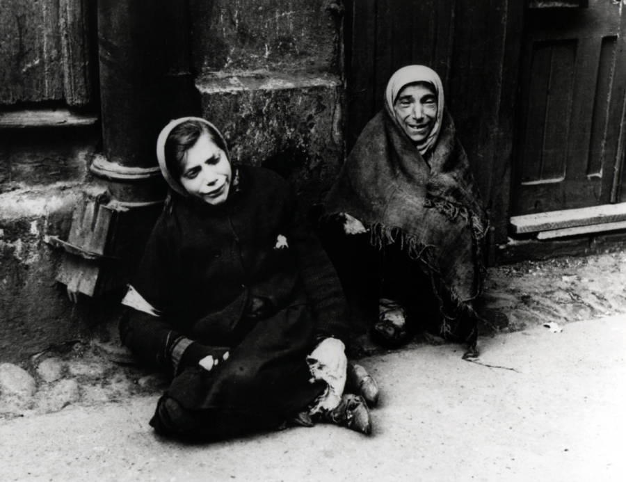 44 Warsaw Ghetto Photos That Capture The Horrors Of The Holocaust