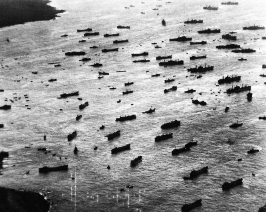 Luftaufnahme einer großen amerikanischen Marineeinheit bei Iwo Jima