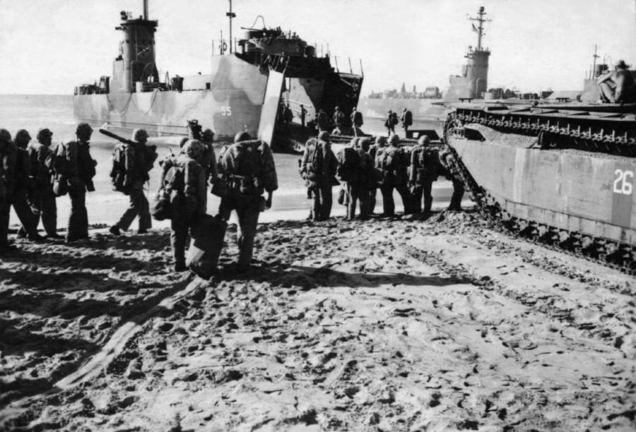 Marines treffen auf Iwo Jima ein