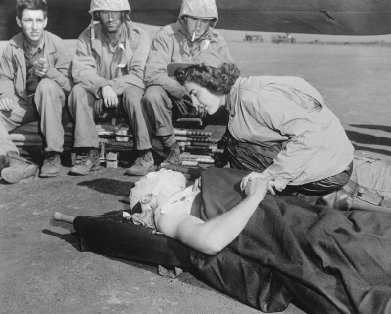 Krankenschwester leistet verwundeten Soldaten auf Iwo Jima