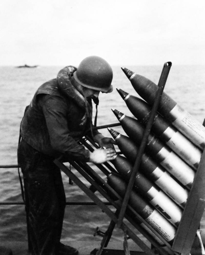 Soldat überprüft Raketen an Bord