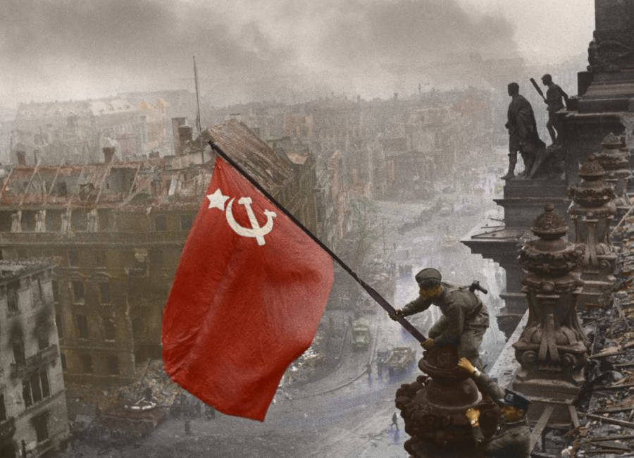 soldier-raising-the-soviet-flag-over-germany.jpg