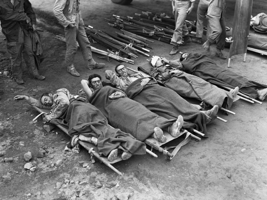 Tragen mit verletzten Marinesoldaten