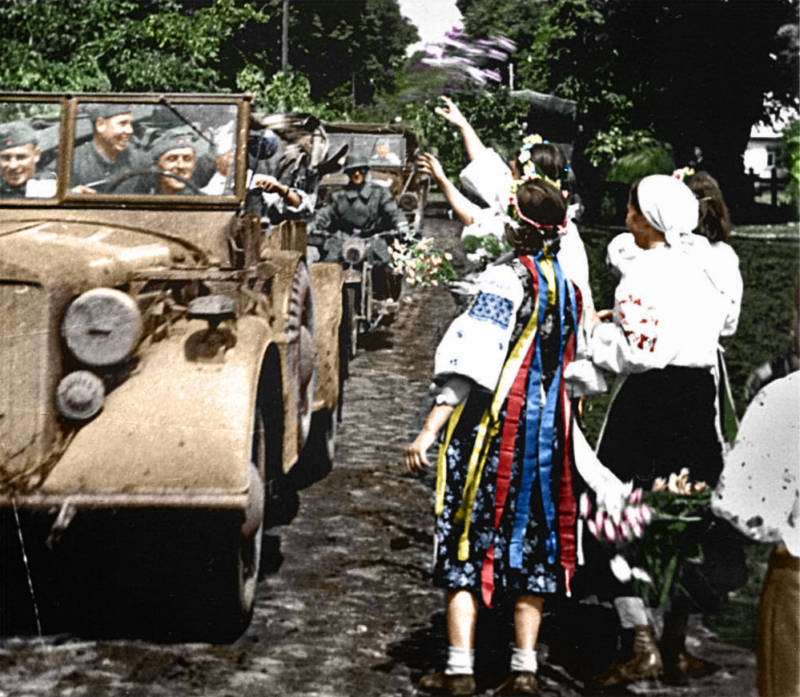 ukrainian-women-greet-german-soldiers-1941.jpg