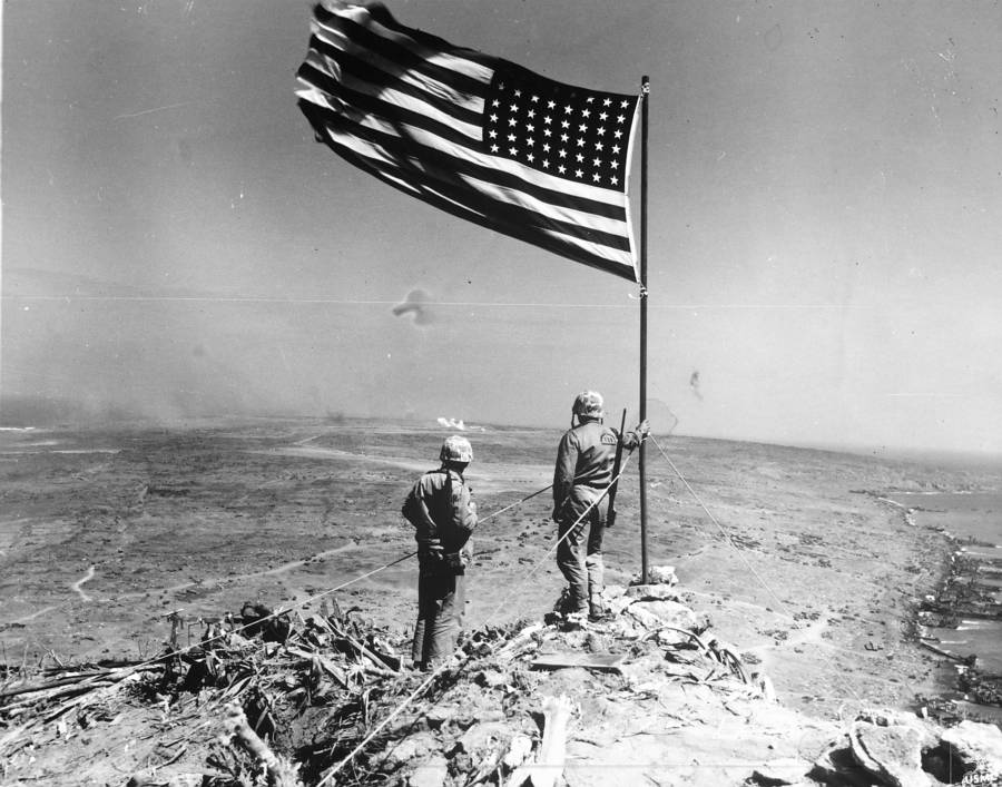 Zwei Marines neben der US-Flagge