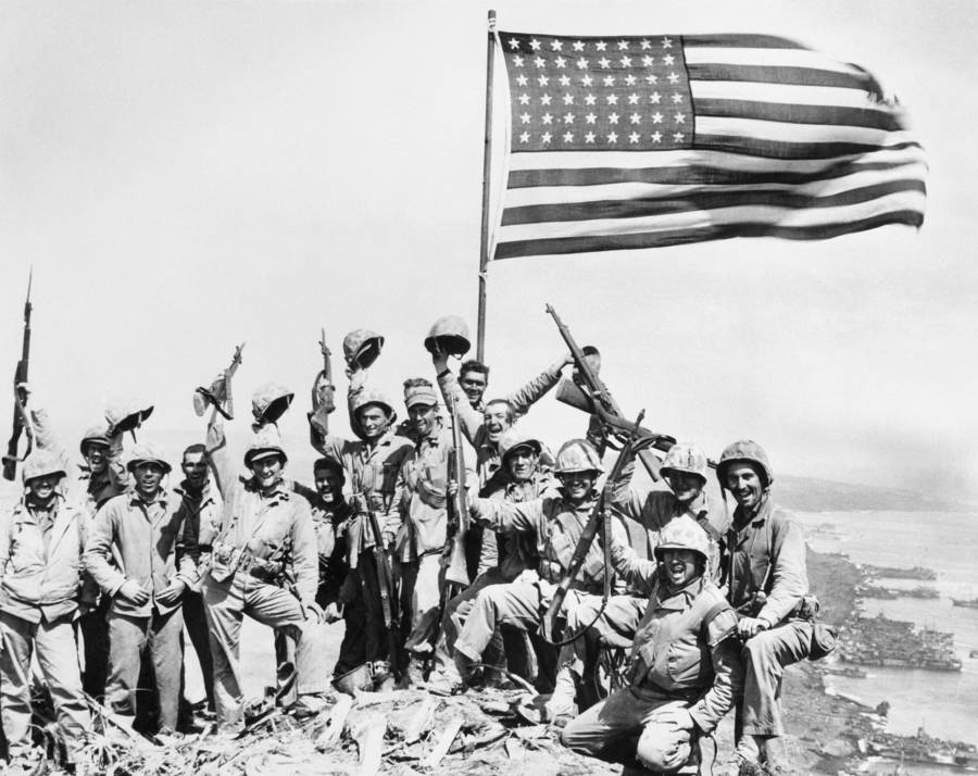 US-Truppen posieren mit der Flagge von Iwo Jima