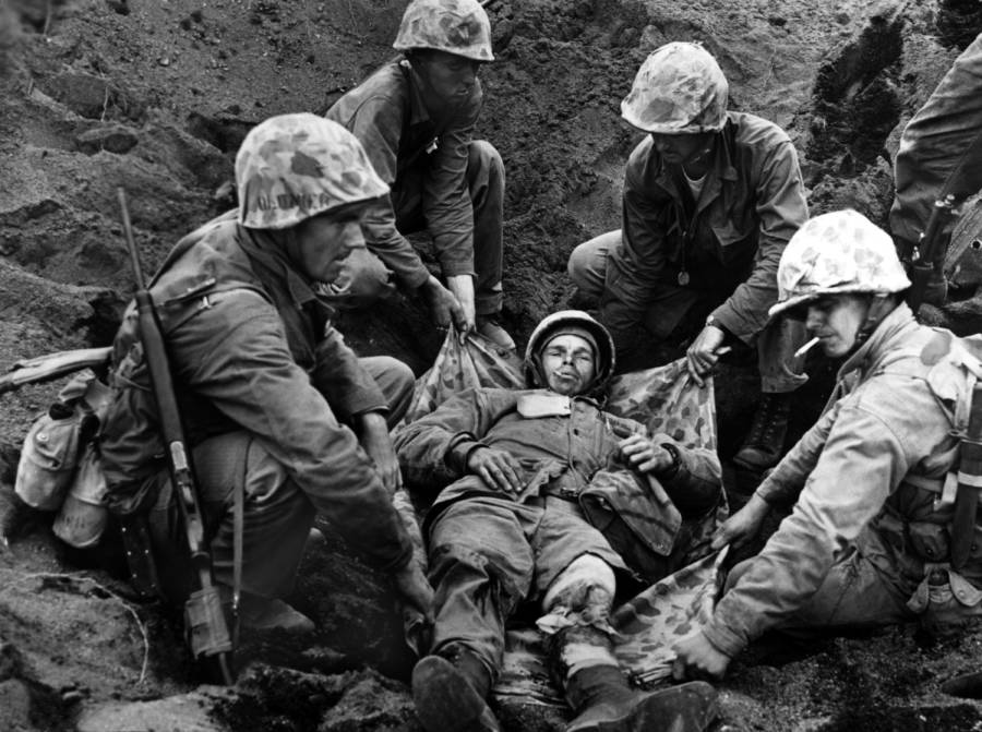 Vier Soldaten tragen verletzten Marineinfanteristen auf Iwo Jima