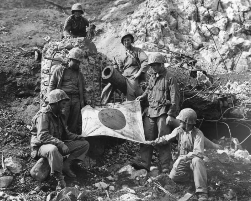 Amerikanische Truppen zeigen japanische Flagge auf Iwo Jima