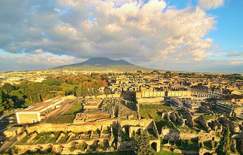 Ruins_of_Pompeii_with_the_Vesuvius