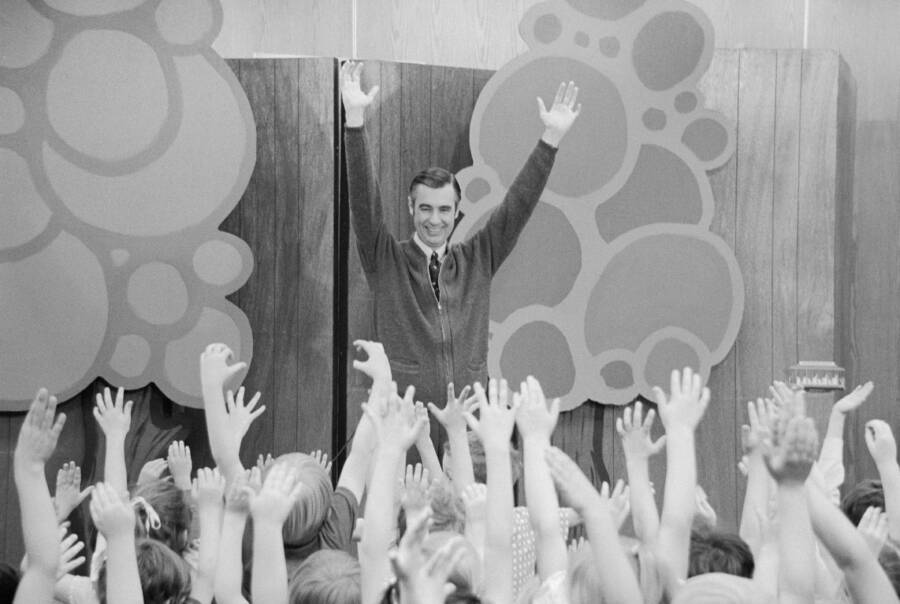Fred Mcfeely Rogers Entertaining Kids