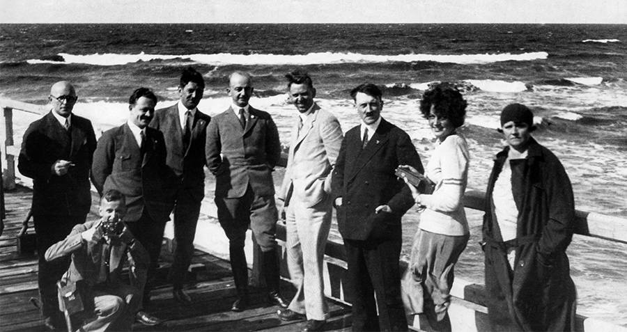 Hitler con la sua famiglia sul molo
