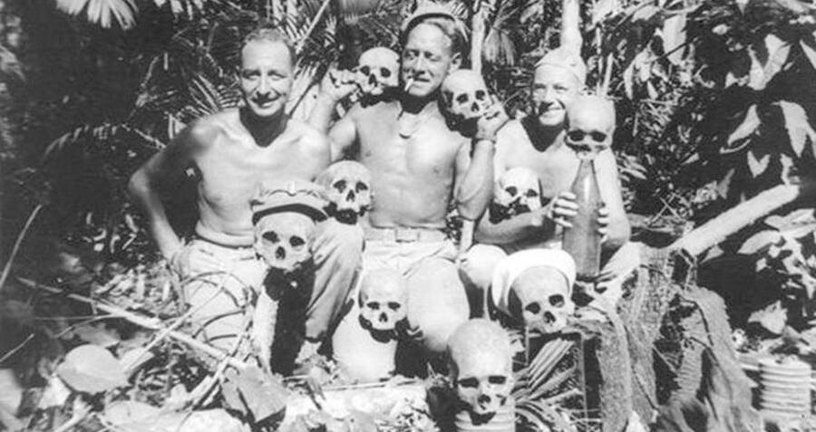 Toyota AB phaeton,trophée de guerre..... Pacific-war-soldiers-holding-various-skulls