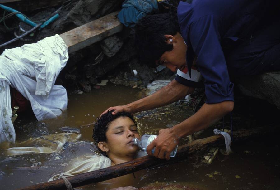 Omayra Sánchez Is Given Water