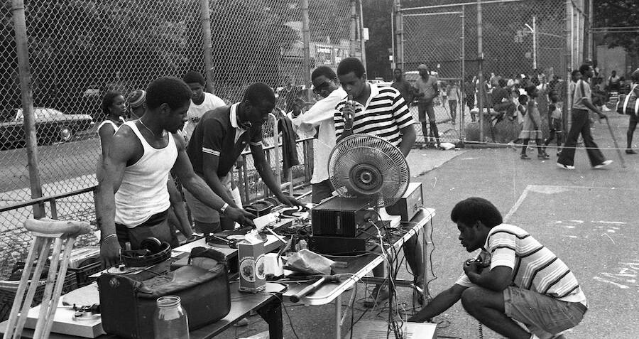 28 Unbelievable 1970s Photos From When The Bronx Was Burning