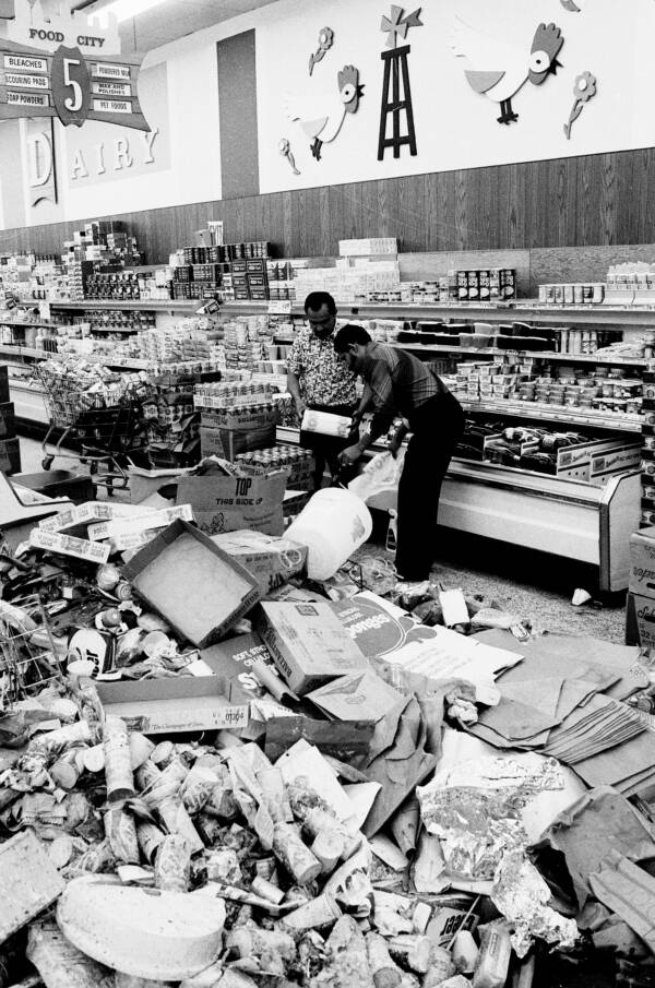 food-city-supermarket-being-looted.jpg