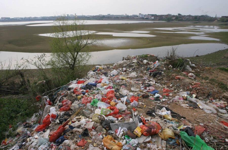 26 Surreal Images Of The Pollution Strangling China's Yangtze River (2022)