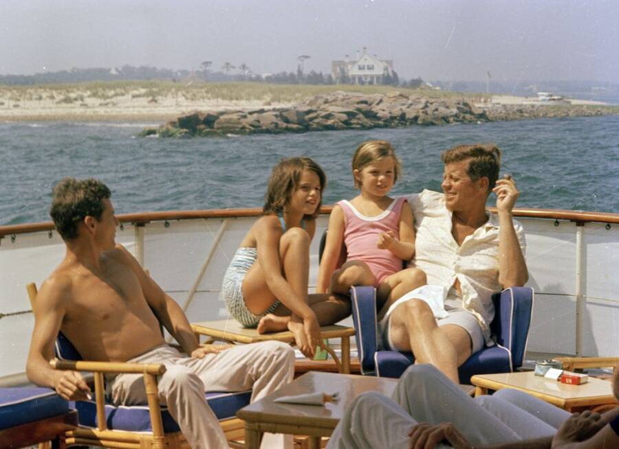 JFK Maria Shriverin ja Caroline Kennedyn kanssa