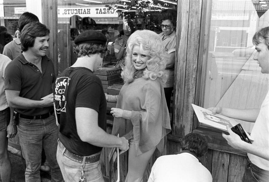 44 Pictures Of Dolly Parton's Life From Her Youth To The Present
