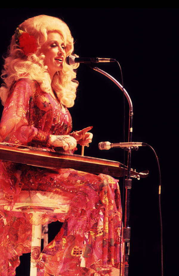 44 Pictures Of Dolly Parton's Life From Her Youth To The Present