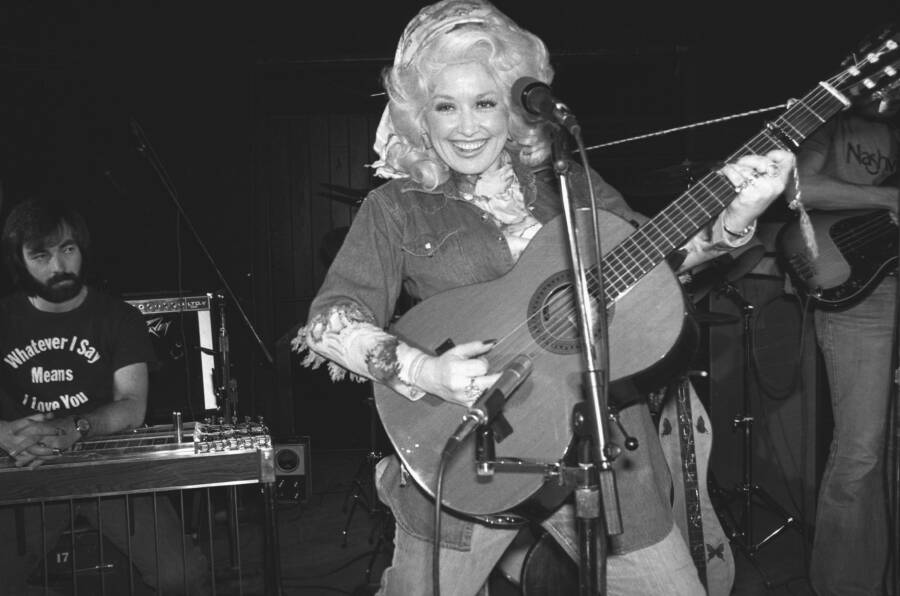 44 Pictures Of Dolly Partons Life From Her Youth To The Present 