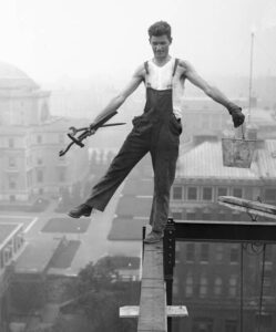 'Lunch Atop A Skyscraper': The Hidden History Behind The Photo : The astonishing photo showing an gorgeous landscape. The colors are just striking and mix flawlessly. The composition is wonderful, and its details are also very clear.