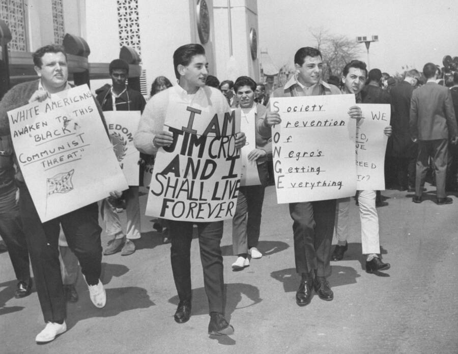 photos-that-reveal-the-anti-civil-rights-movement-in-1960s-america