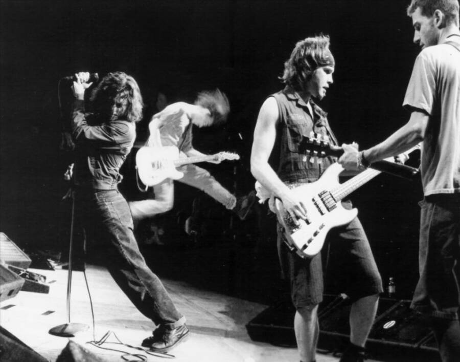 55 Pictures Of ’90s Grunge That Capture The Fashion Of Gen X